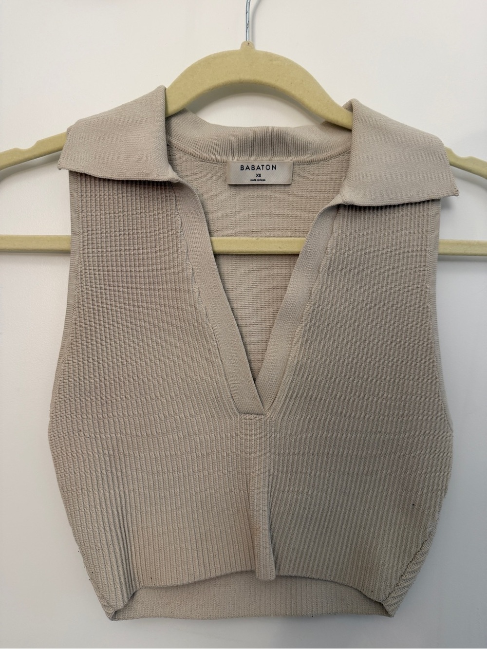 Babaton Sculpt Knit Taupe Collar V-Neck Crop Top